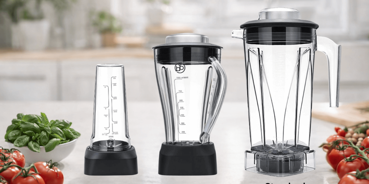 Grössenvergleich der bianco di puro Mixbehälter: Tri-Set, Uno Behälter und Standardbehälter nebeneinander auf einer Küchenabwicklung mit frischen Zutaten wie Basilikum und Tomaten.