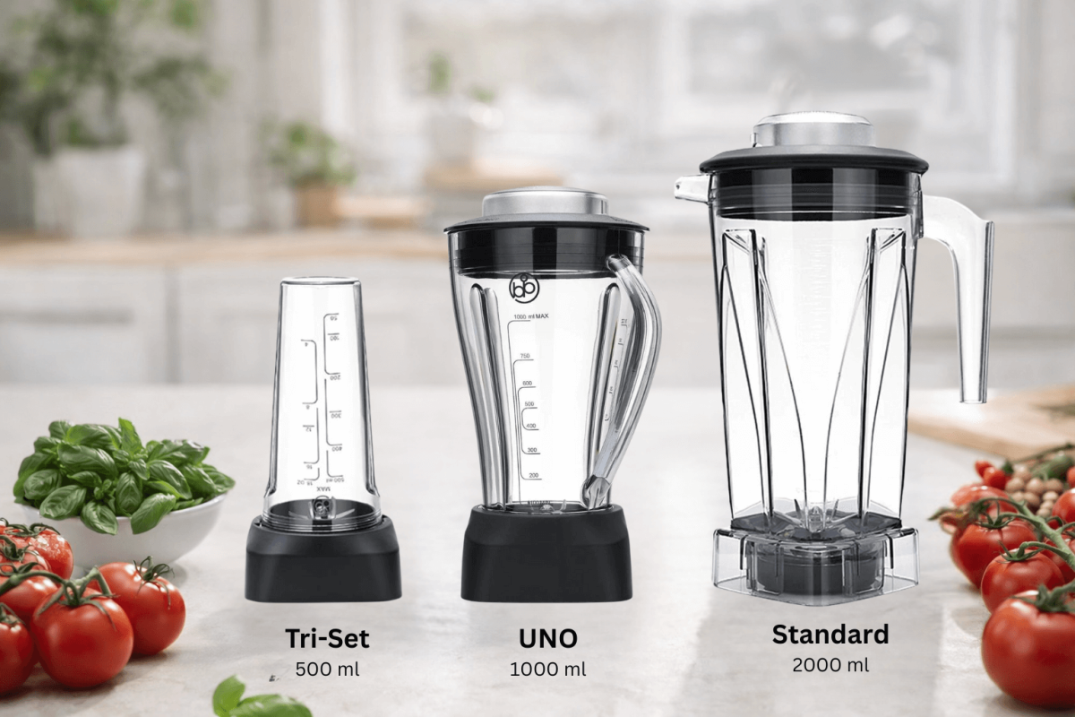 Grössenvergleich der bianco di puro Mixbehälter: Tri-Set, Uno Behälter und Standardbehälter nebeneinander auf einer Küchenabwicklung mit frischen Zutaten wie Basilikum und Tomaten.