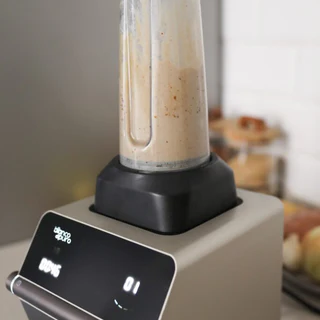 Kleiner Mixbecher (Tri-Set) auf bianco di puro Mixer mit hellem Cashew-Frosting.