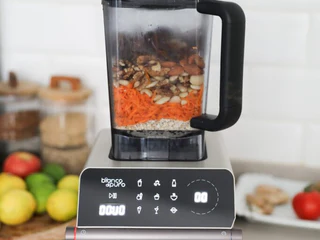 bianco di puro Hochleistungsmixer befüllt mit Karotten, Nüssen und Datteln für Kuchenteig.