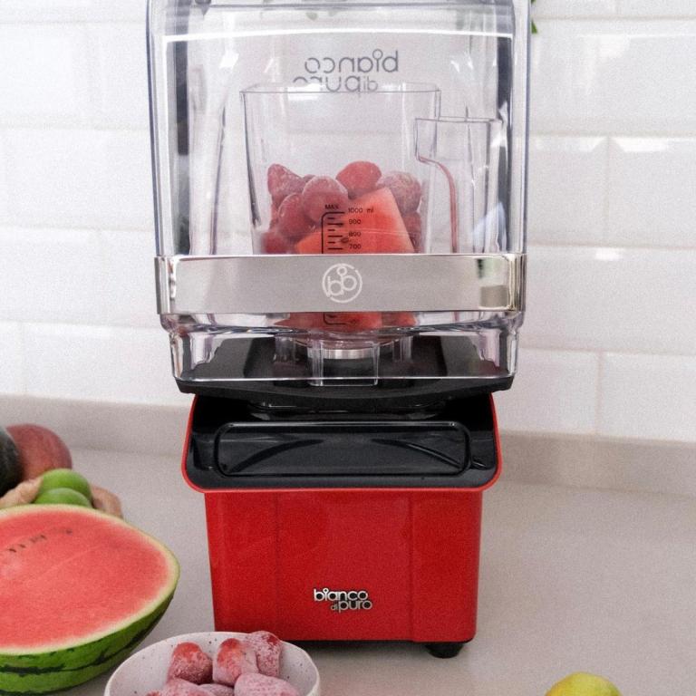 Roter bianco di puro Gusto S Mixer mit Wassermelone und gefrorenen Beeren.