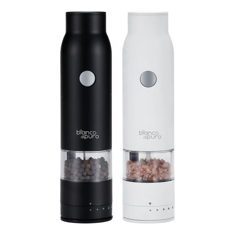 Schwarze und weisse GOURMILL Gewürzmühle auf einem Holzbrett neben frisch zubereiteten Bruschetta-Variationen.