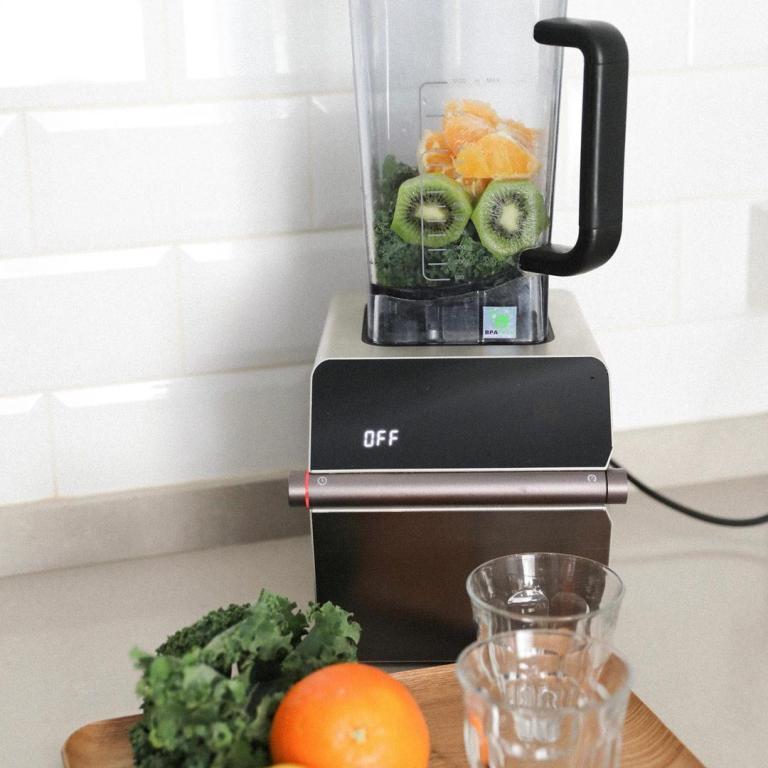 bianco di puro Tune Pro Mixer mit Kiwi und Orangen im Mixbehälter