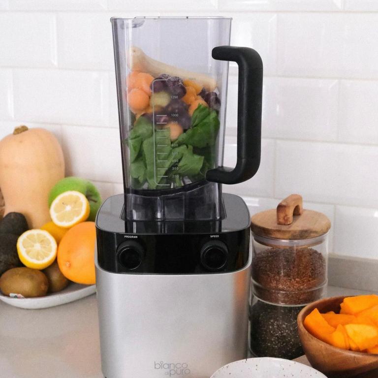 Silberner bianco di puro Volto N Mixer in einer hellen Küche mit frischem Gemüse