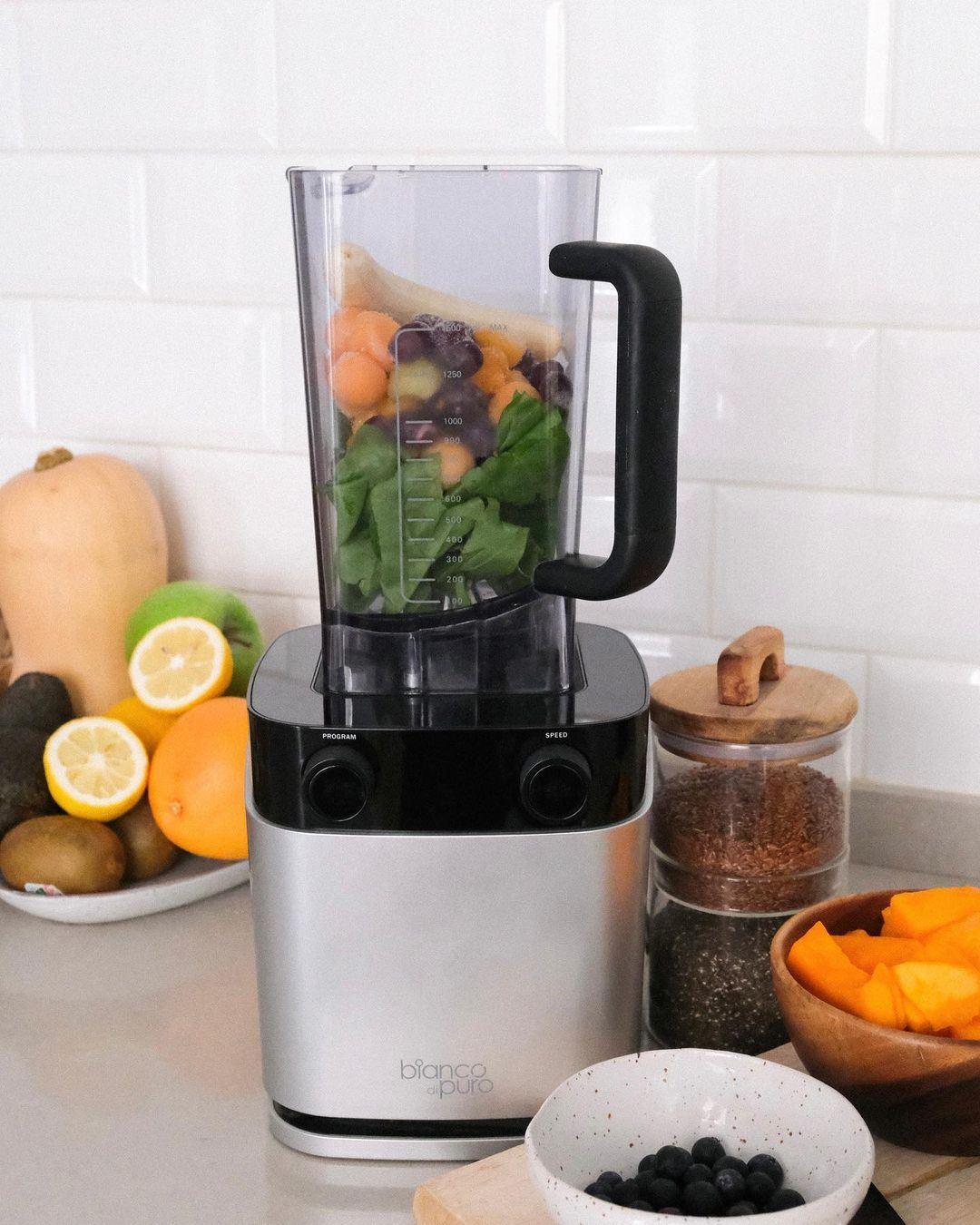 Silberner bianco di puro Volto N Mixer in einer hellen Küche mit frischem Gemüse