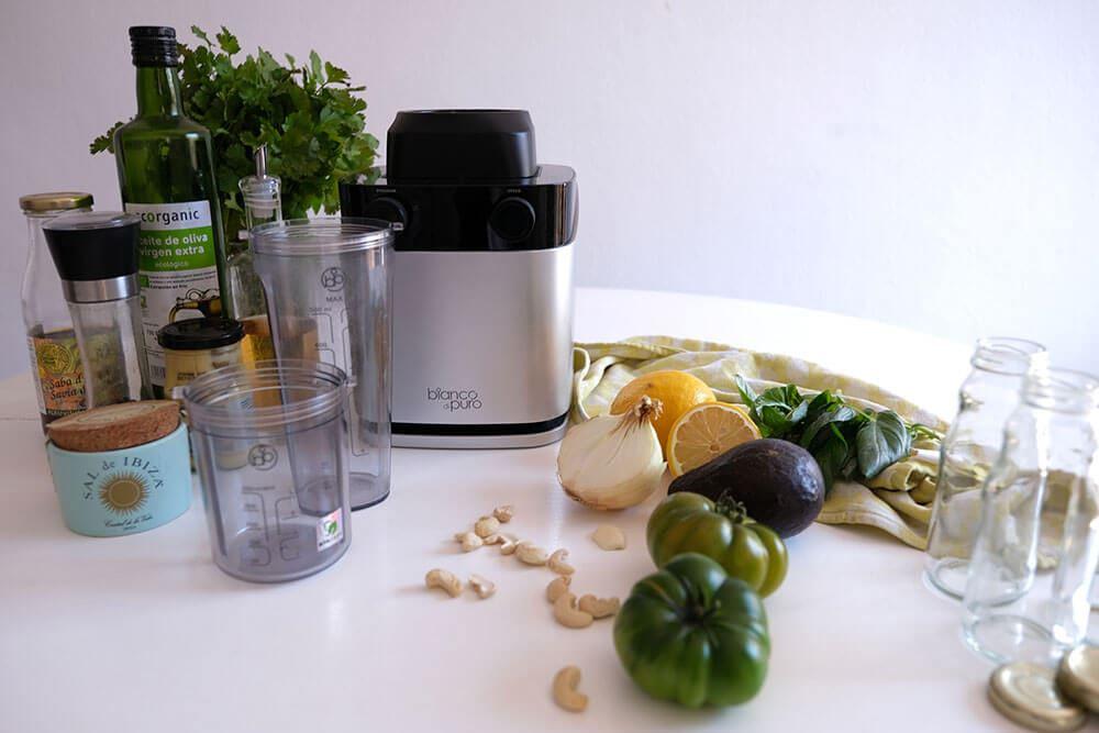 Zutaten für Salatdressing wie Avocado, Zitrone und Cashews neben einem bianco di puro Mixer.